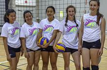 Groupe de joueuses de volleyball au camp, posant pour la caméra.